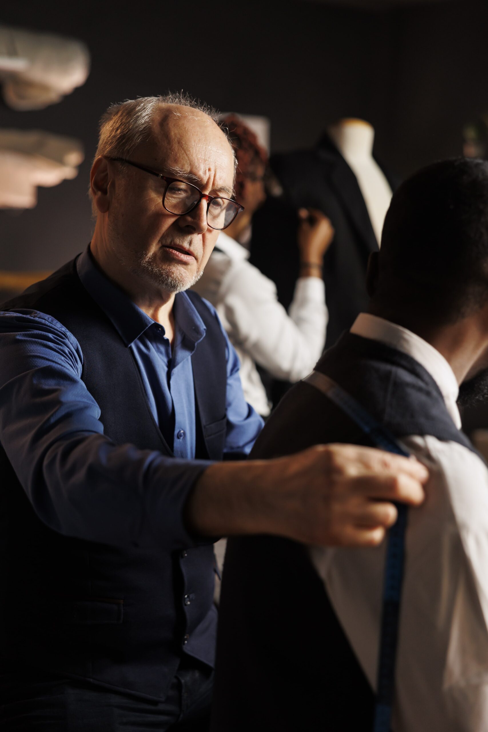 Портной в работе над премиальной мужской одеждой FAYZ&Co